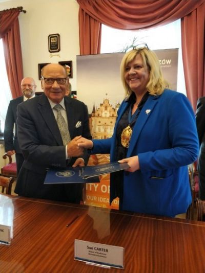 Delegacja Rushmoore w ratuszu